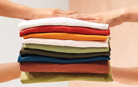 Linge au kilo de tee-shirts colorés empilés, prêts à être portés