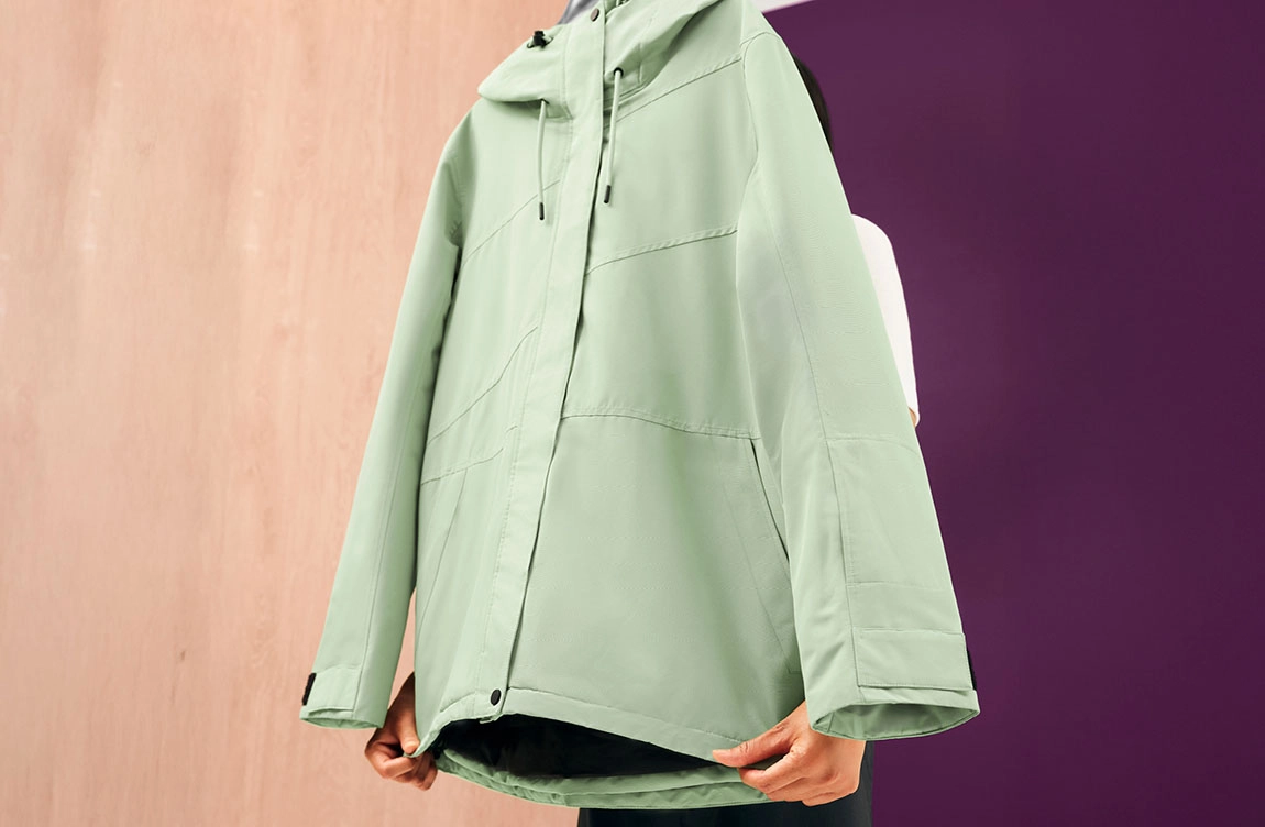 Chemise verte tenue à la main après imperméabilisation vêtement