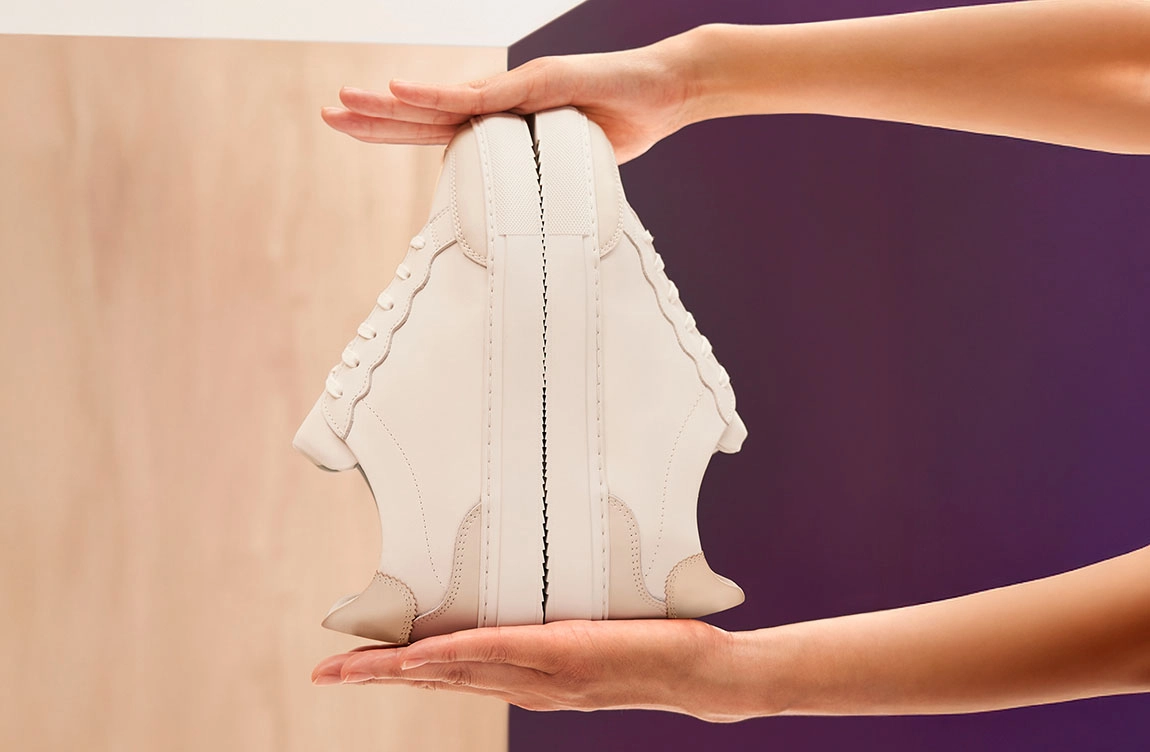Sneakers blanches nettoyées et recolorées pour un style d'origine