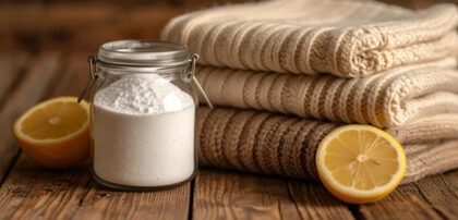Vinaigre blanc et citron à côté de serviettes pour adoucir le linge naturellement