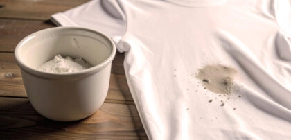 Tache sur t-shirt blanc avec bol de produit naturel pour détacher un vêtement