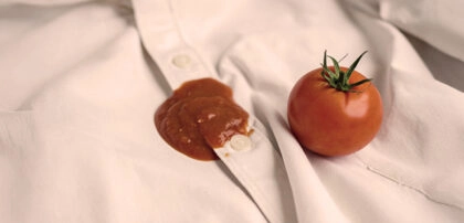 Chemise blanche avec une tache de tomate avant enlever tache vêtement