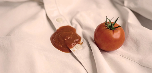 Chemise blanche avec une tache de tomate avant enlever tache vêtement