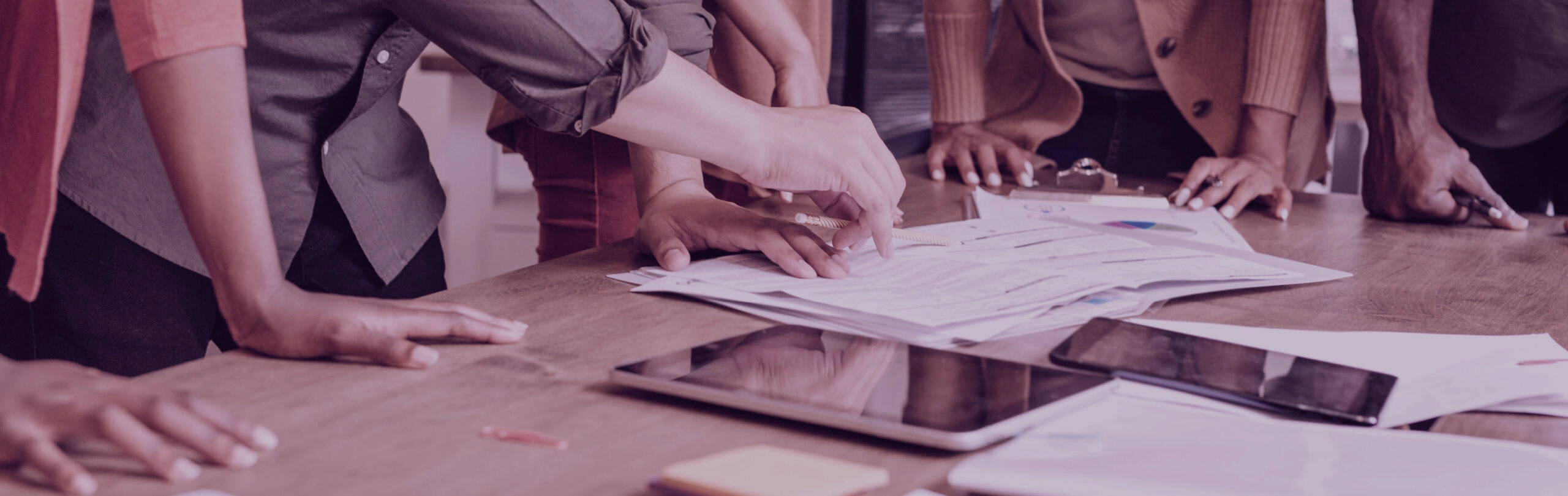 Table de travail avec brainstorming d'équipe