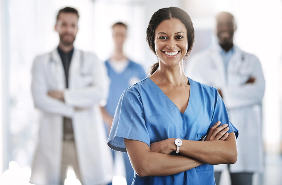 Professionnels de santé en tenue médicale pour le nettoyage des tenues professionnelles dans différents secteurs