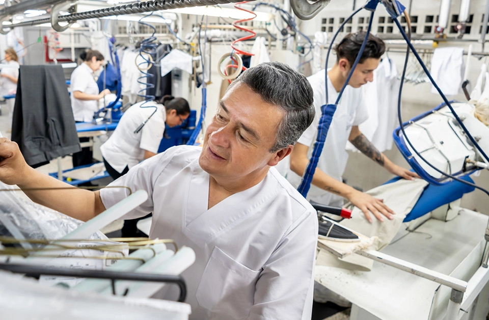 Atelier 5àsec Business traitant les tenues après collecte et livraison vêtements professionnels sur site
