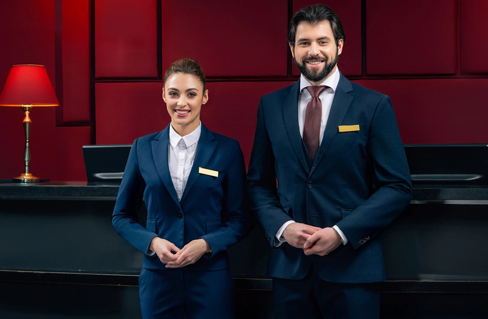 Équipe en réception d’hôtel pour le nettoyage des tenues professionnelles en hôtellerie et restauration