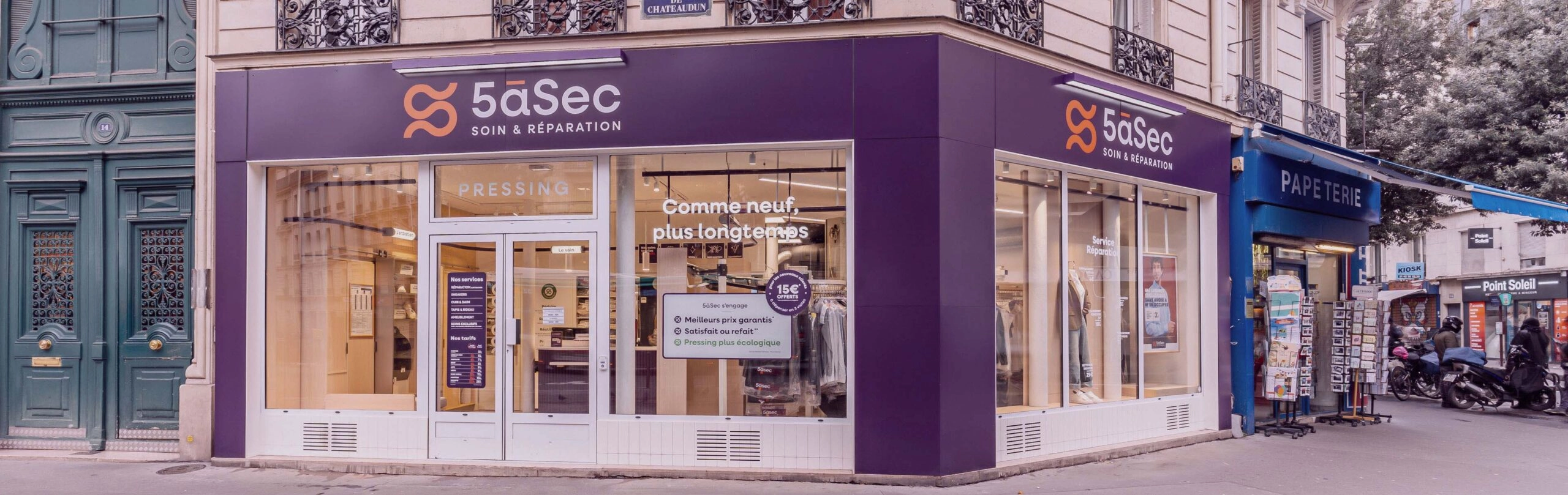 Boutique 5àsec en centre-ville illustrant le concept de franchise pressing 5asec et son réseau de magasins spécialisés dans l’entretien des vêtements.