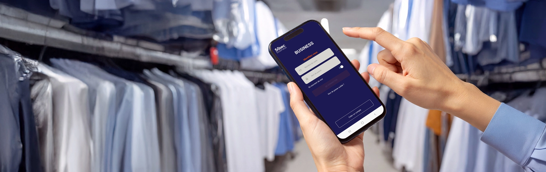 Collaborateur utilisant un service de conciergerie pressing entreprise via smartphone pour gagner du temps