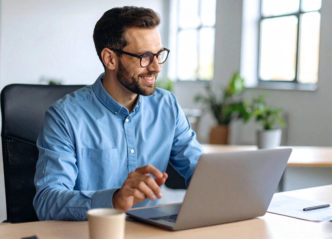 Professionnel optimisant la gestion du nettoyage vêtements de travail en entreprise