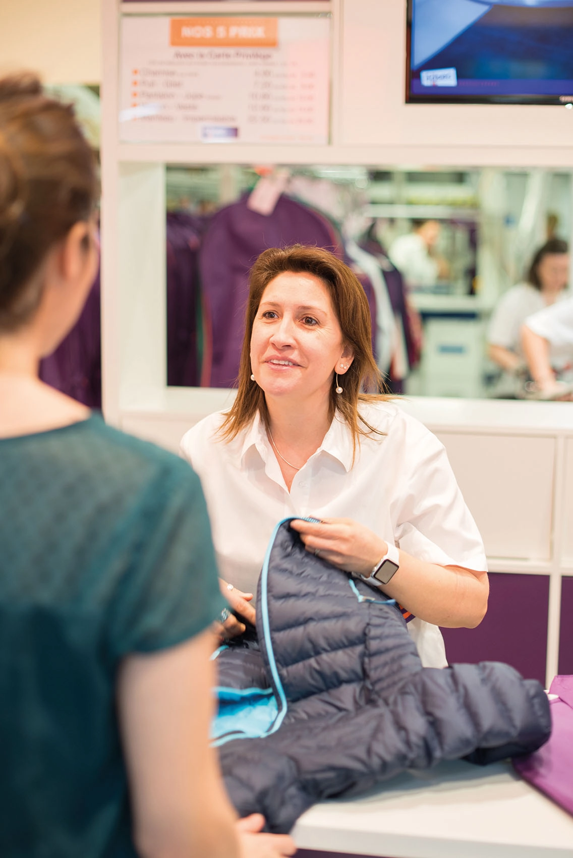 Employée en accueil client illustrant l’emploi pressing 5asec en magasin